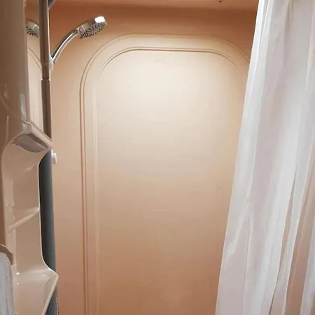 2 Bed-sleeps 4-free Parking-pet Friendly Semesterbostad